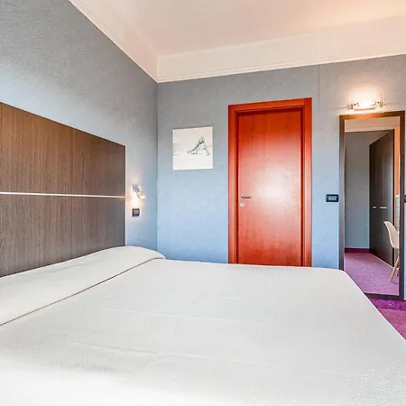 & מלון דירות