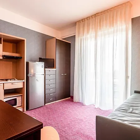 & מלון דירות