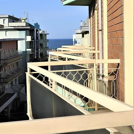 & מלון דירות